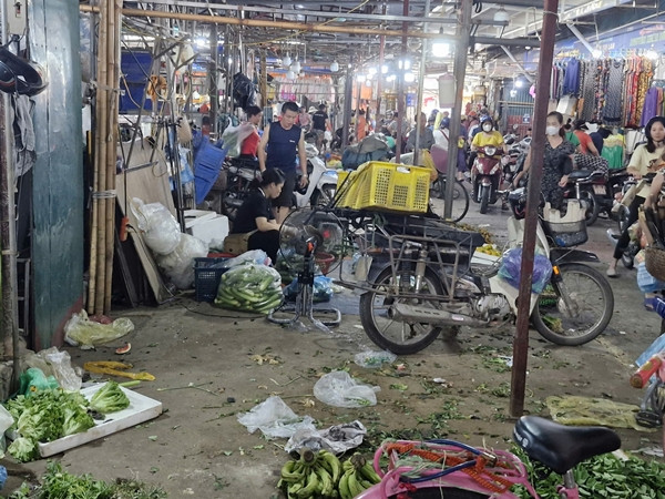 Các sạp rau cũng ở trong tình trạng "cháy hàng". Ảnh: Punuonline