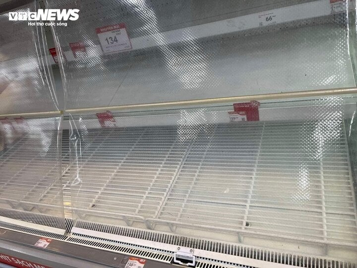 Tại một cửa hàng Winmart khu vực Linh Đàm (Hoàng Mai), lúc 10h, nhiều quầy hàng đã rỗng hàng, thậm chí có quầy không trống trơn. Ảnh: Công Hiếu/VTC News