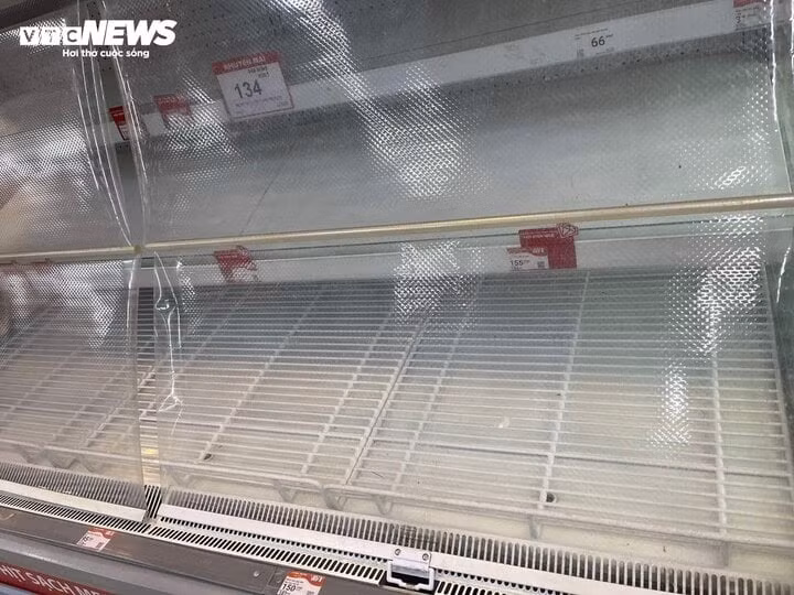 Tại một cửa hàng Winmart khu vực Linh Đàm (Hoàng Mai), lúc 10h, nhiều quầy hàng đã rỗng hàng, thậm chí có quầy không trống trơn. Ảnh: Công Hiếu/VTC News