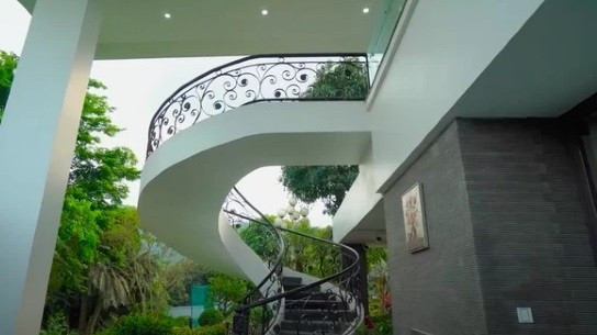 Cầu thang xoắn ốc nối tầng 1 với tầng trệt.