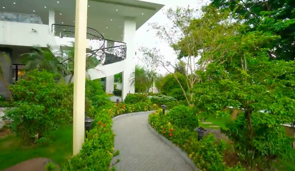 Không gian bên ngoài có nhiều lối đi bộ xanh mướt.