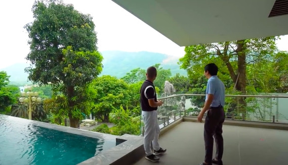 5 tầng của căn biệt thự nghỉ dưỡng có phòng thể chất ở tầng trệt, hồ bơi vô cực ở tầng 1, phòng xông hơi ở tầng 1, 7 phòng ngủ ở tầng 3 và 4, có 3 phòng khách và 2 bếp, 2 khu vực dùng để tổ chức tiệc BBQ, hầm rượu...