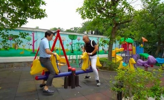 Thậm chí, trong khuôn viên biệt thự nghĩ dưỡng còn xây hẳn một công viên nhỏ. Nguồn ảnh: chụp màn hình NhaTo