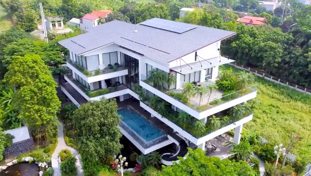 Căn biệt thự rộng 6.000m2 với ngôi nhà 5 tầng (4 tầng – 1 hầm), mỗi sàn rộng 500m2; tọa lạc tại đỉnh của 1 sườn đồi gần suối Voi.