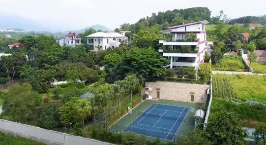 Sân tennis nhìn từ trên cao.