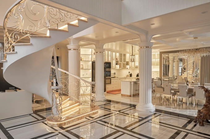 Nội thất trong biệt thự hiện đại với nhiều chi tiết dát vàng.