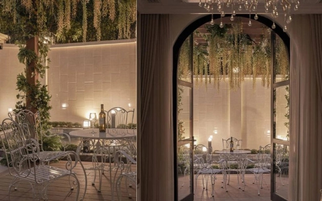 Khi biệt thự lên đèn, khoảng sân nhỏ biến thành không gian thư giãn lãng mạn.