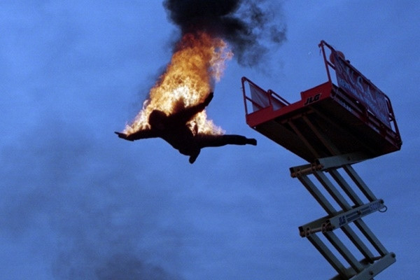 Diễn viên đóng thế là công việc nguy hiểm khi phải thực hiện các thao tác như nhảy từ trên cao xuống, đâm xe, đánh nhau... Rủi ro của nghề này rất lớn, buộc người làm phải cam kết chấp nhận trước khi bắt đầu thực hiện. Ảnh: Sam Media