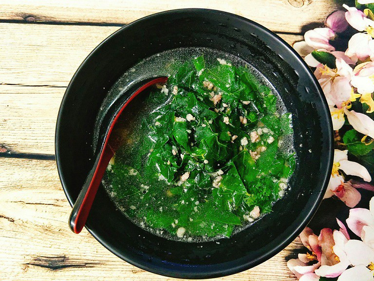 Tưởng không ăn được nhưng lá vông vang có thể dùng để nấu canh chua với cá, mực ống, thịt bò... Ảnh: Internet