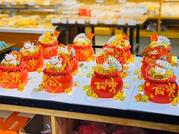 Bánh kem hũ vàng hợp với ngày vía Thần Tài bởi tượng trưng cho sự sung túc, mang đến cho gia chủ thêm nhiều tài lộc.