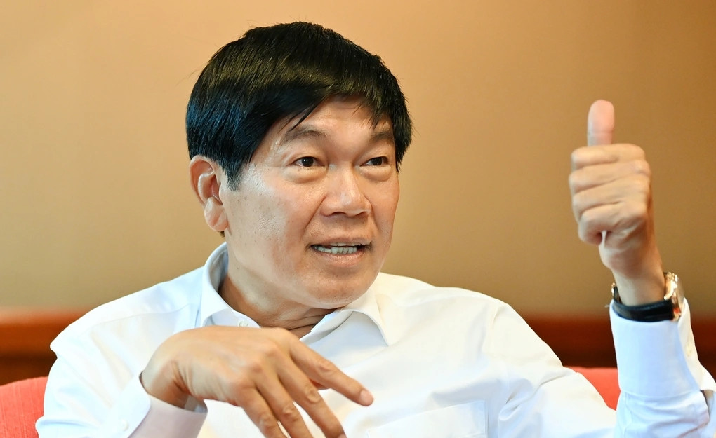 Sau này, khi trở thành tỷ phú thế giới, ông Trần Đình Long vẫn giữ những thói quen giản dị. Ông nói: "Tôi vẫn là tôi thôi, mọi sinh hoạt không có gì thay đổi cả. Tôi vẫn làm những cái mà tôi thích chứ không phải việc mình là tỷ phú hay là gì kia thì phải giống người ta. Tóm lại là cứ làm điều mình thích thôi!". Ảnh: Dân trí