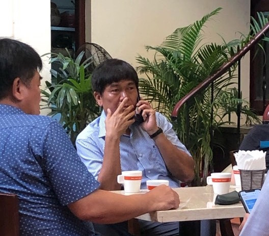 Chia sẻ trên Trí thức trẻ, vị tỷ phú cho biết: "Bạn cà phê của tôi là hơn 20 năm rồi, cũng không ngồi trong tủ kính đâu, mà ngoài trời đấy và ngay dưới gốc tre". Ảnh: Nhadautu