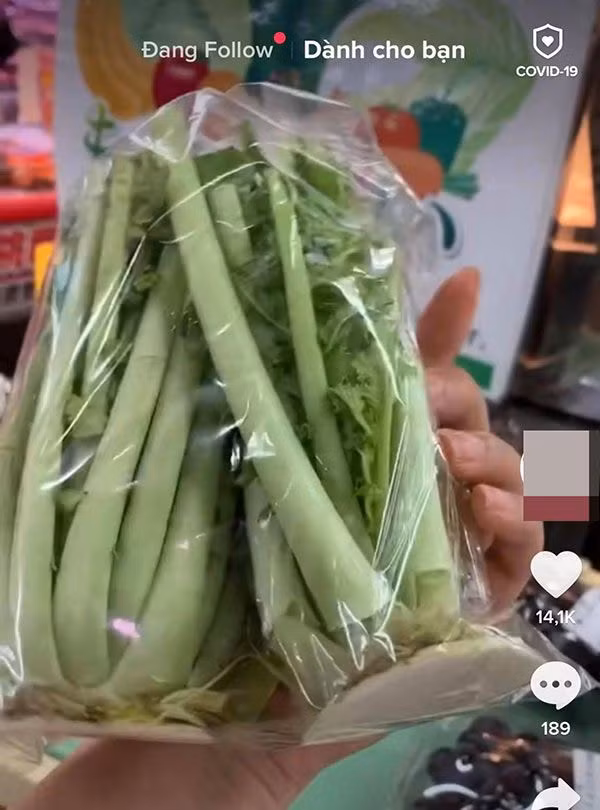 Phần cồi và lá sau khi cắt khỏi củ cải cũng được bày bán trong siêu thị tại Nhật Bản. Ảnh: Facebook