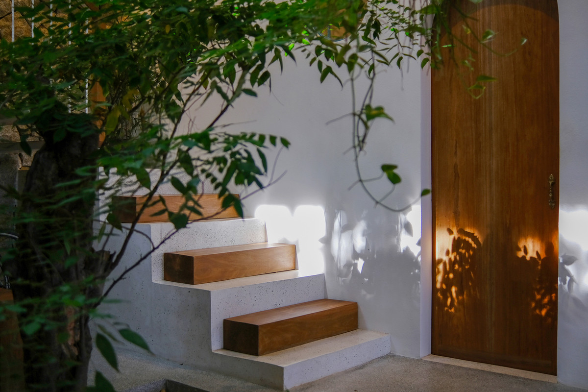 Để sắp xếp các viên đá một cách hiệu quả, người thiết kế phải kiểm soát được kích thước và màu sắc của chúng. Việc xây dựng một khối đá nặng và lựa chọn các cạnh thích hợp tốn nhiều thời gian và công sức.