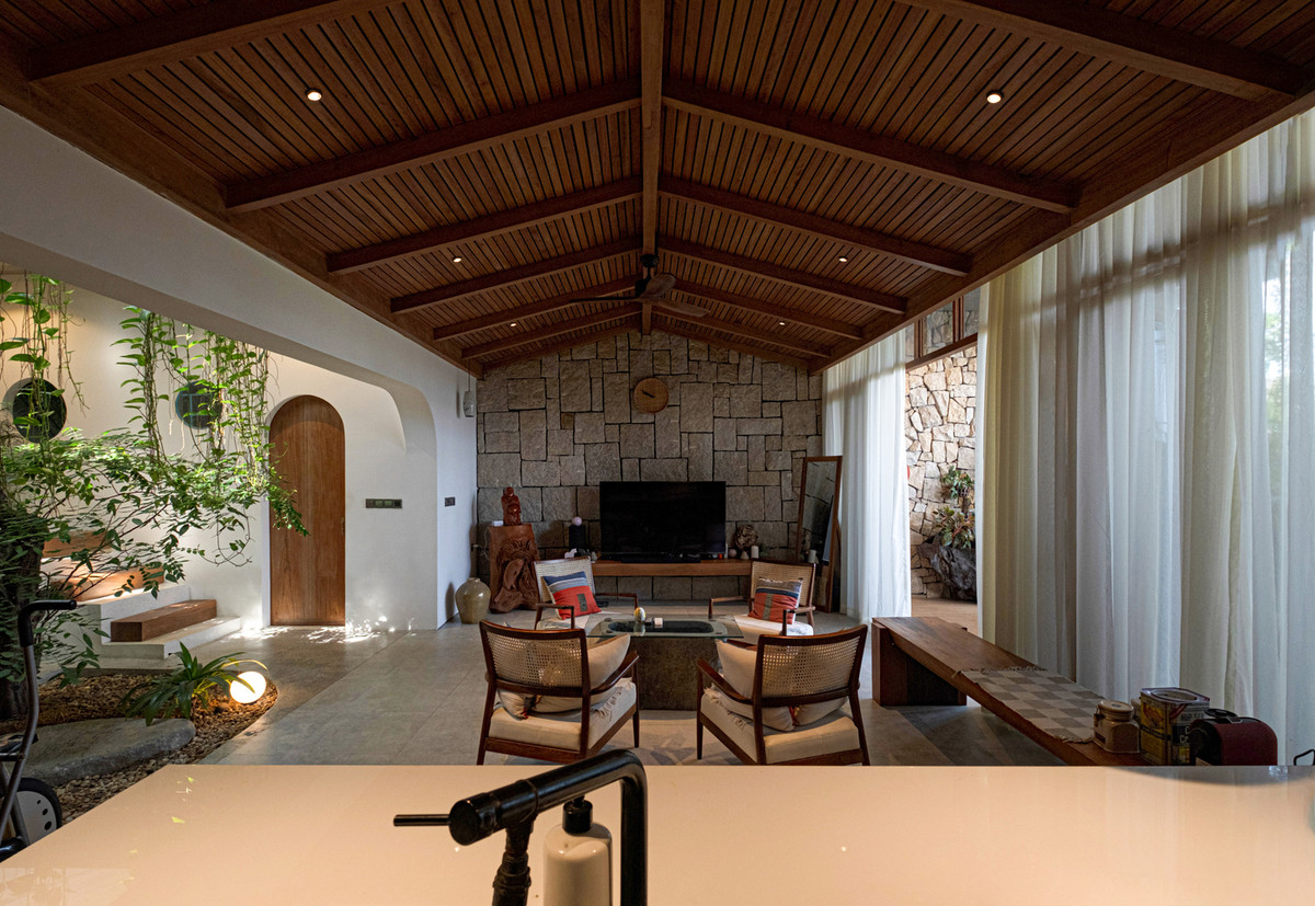 Nội thất gỗ mộc mạc.