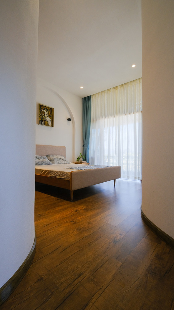 Phòng ngủ ẩn sau mái hiên gỗ, kín đáo riêng tư.