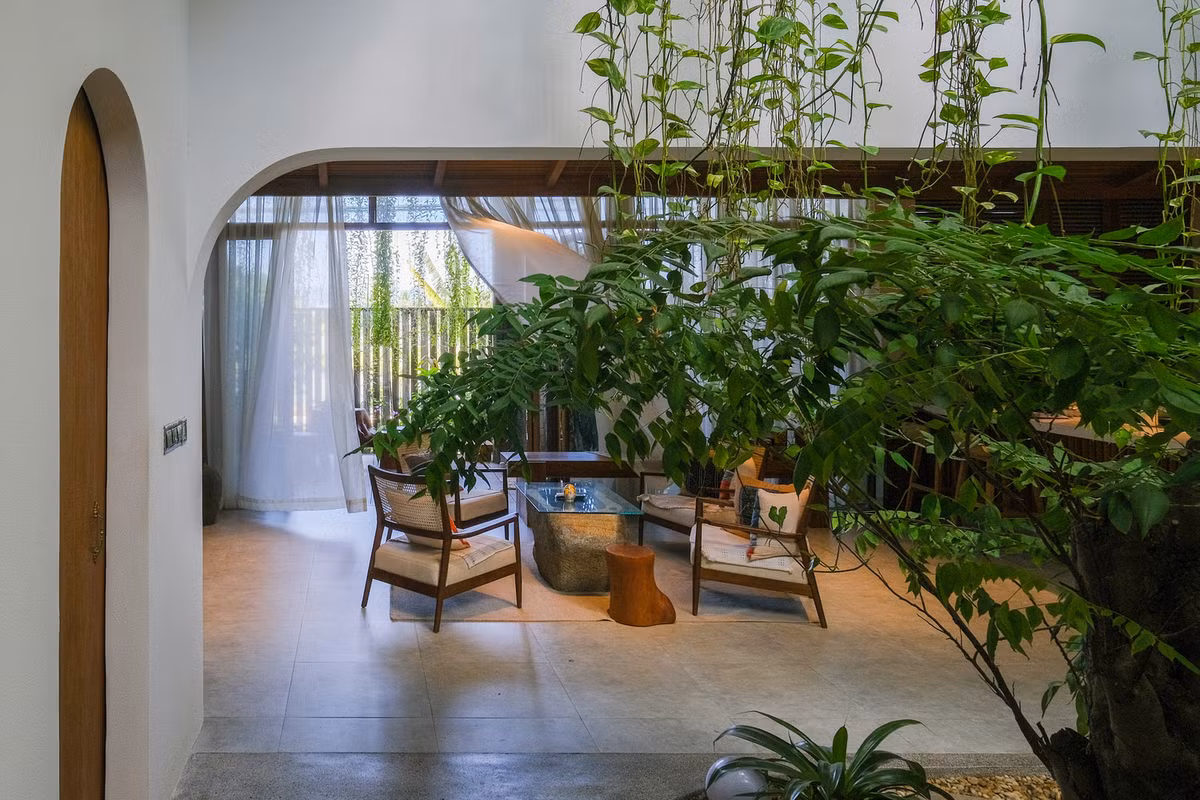 Để phù hợp với phong cách lãng mạn và yên bình, kiến trúc sư tạo ra một hiên uống trà và trò chuyện thân thiện cạnh hồ cá Koi.