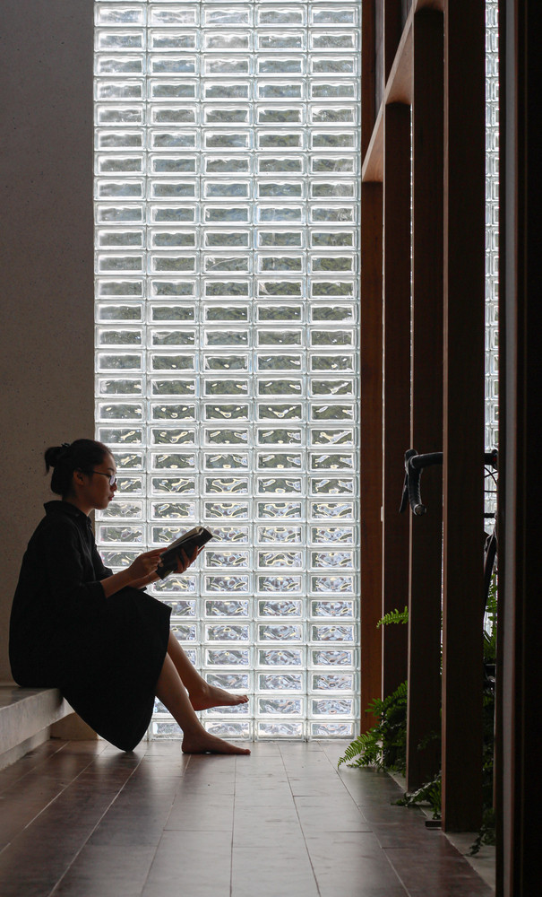 Những bức tường làm bằng những khối đá thô, đồ sộ được ghép nối với bậc thang bằng gỗ chắc chắn và sàn đá cắt bằng tay. Cách thiết kế này có tác động thị giác đáng kể vào bên trong căn nhà.