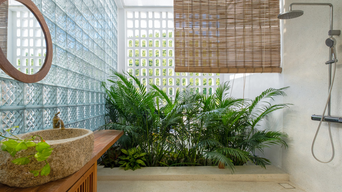 Phòng tắm thiết kế mở tràn ngập ánh sáng tự nhiên.