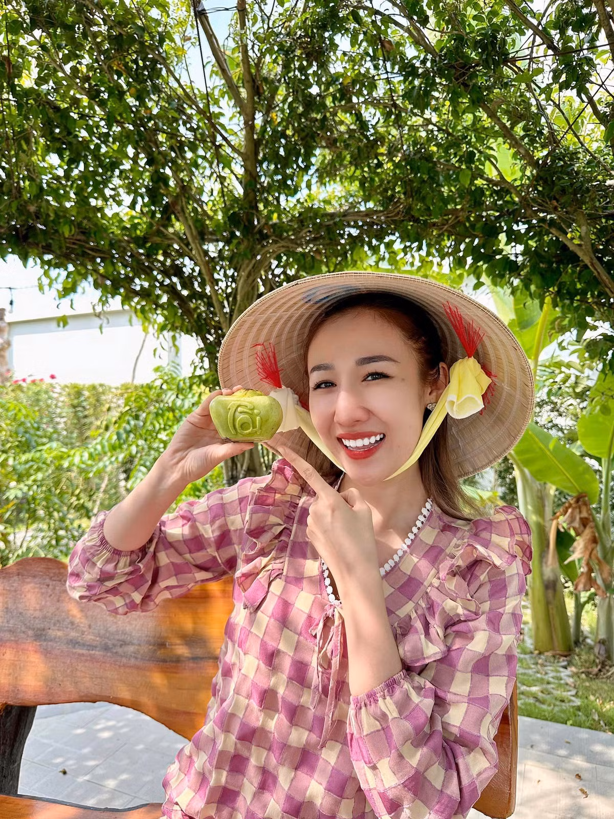 Bà mẹ một con này còn mua một mảnh đất 20.000m2 để trồng cây thuốc nam, nhằm hỗ trợ chữa bệnh cho cộng đồng. Cô cũng chịu trách nhiệm chi trả khoảng 200-300 triệu đồng mỗi tháng nhằm duy trì hoạt động của chuyến xe cứu thương 0 đồng.