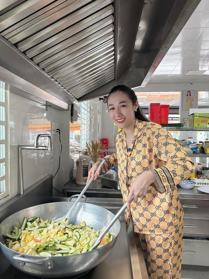 Huỳnh Như từng chi 8 tỷ đồng để xây dựng "Bếp ăn nghĩa tình", phát 500 suất cơm miễn phí mỗi ngày và tự duy trì hoạt động của bếp ăn mà không cần nhờ đến sự hỗ trợ của bất kỳ mạnh thường quân nào khác.