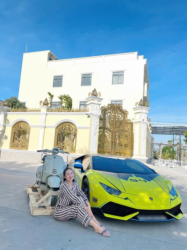 Chiếc Vespa 946 kết hợp với hãng thời trang Christian Dior trở thành một phiên bản siêu hiếm được Huỳnh Như mua với già 1,5 tỷ đồng.