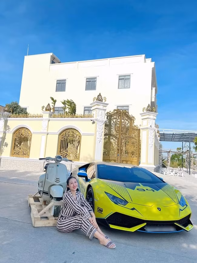 Chiếc Vespa 946 kết hợp với hãng thời trang Christian Dior trở thành một phiên bản siêu hiếm được Huỳnh Như mua với già 1,5 tỷ đồng.