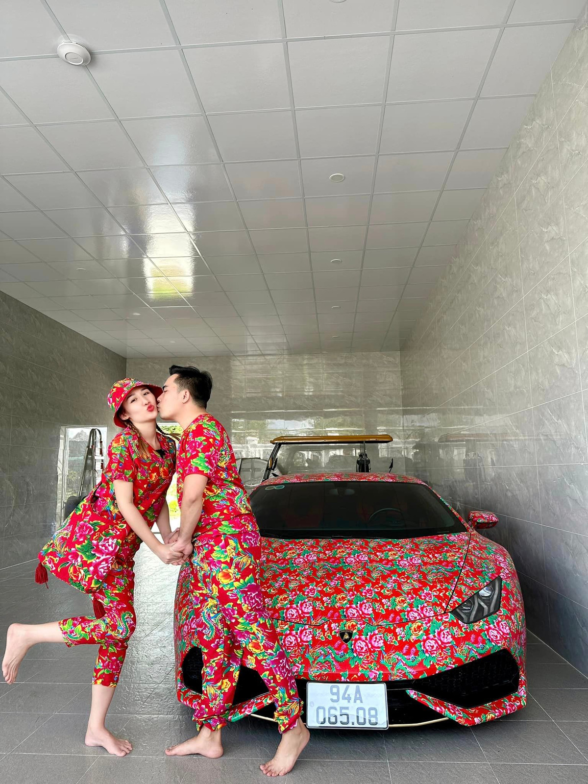 Nữ đại gia Bạc Liêu có màn đón năm mới 2024 độc lạ cùng siêu xe Lamborghini Huracan LP610-4 sặc sỡ với bộ áo khoác hot trend "chăn con công" thu hút sự chú ý trong cộng đồng.