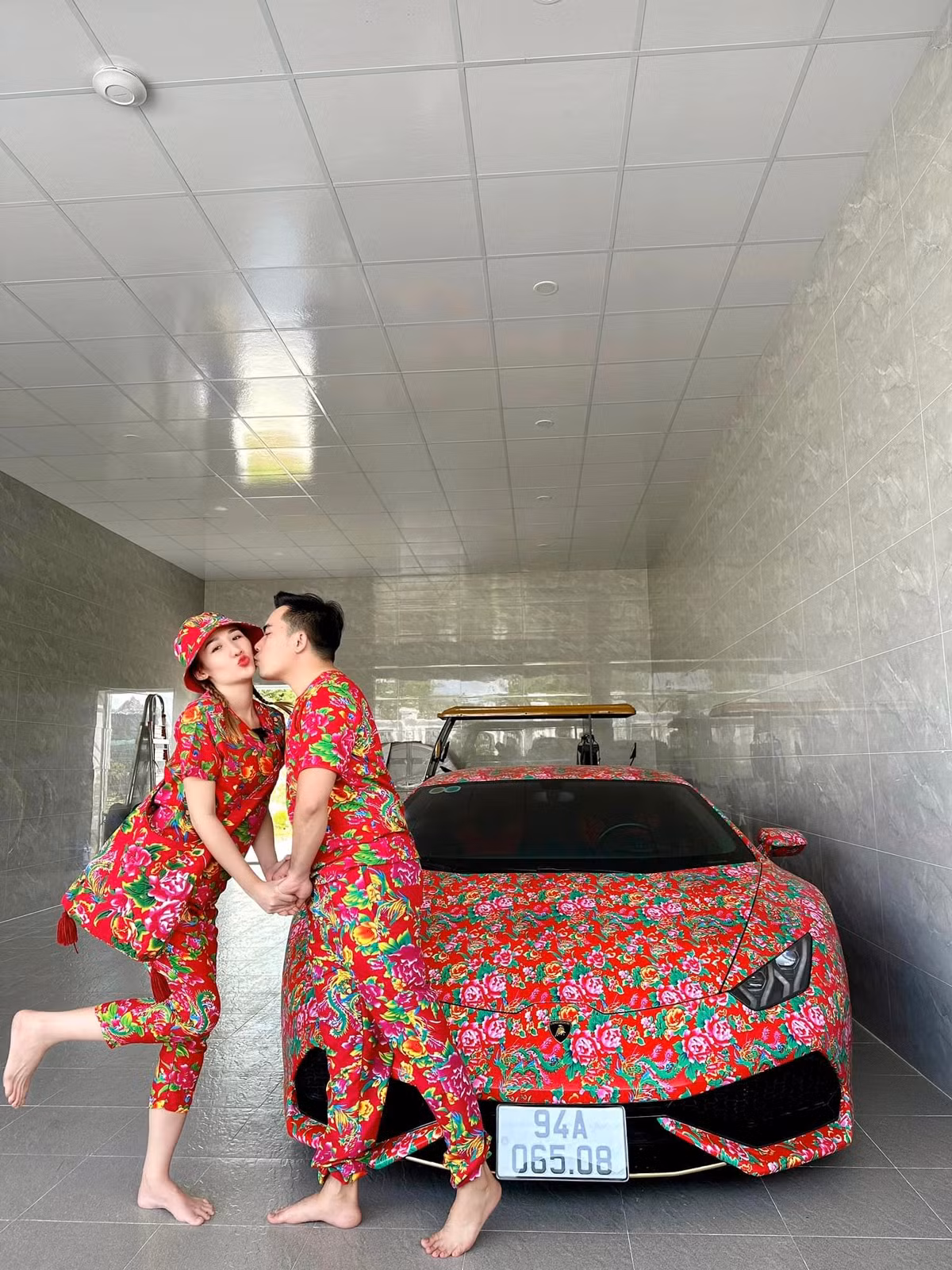 Nữ đại gia Bạc Liêu có màn đón năm mới 2024 độc lạ cùng siêu xe Lamborghini Huracan LP610-4 sặc sỡ với bộ áo khoác hot trend "chăn con công" thu hút sự chú ý trong cộng đồng.