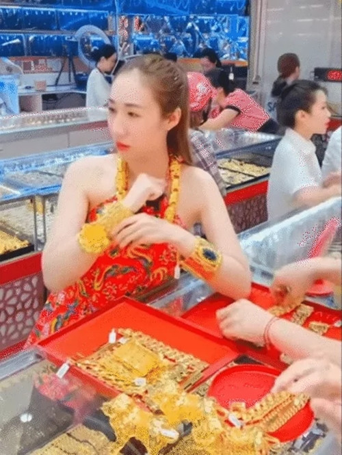 Đoạn video khiến dân tình hoa mắt trước những bộ trang sức vàng của cửa tiệm. Món nào cũng siêu khủng, thậm chí vàng tính theo cân với kiểu dáng cầu kỳ đến từng chi tiết với mức giá lên đến vài trăm triệu.