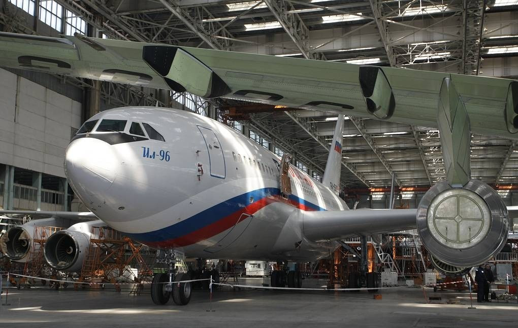 Chuyên cơ chở Tổng thống Nga Putin Ilyushin Il-96-300PU. Đây là một trong 11 chiếc Il-96-300 thuộc Phi đội Máy bay Đặc biệt (SLO-R), đơn vị chuyên phục vụ nguyên thủ và các quan chức hàng đầu Nga. Ảnh: Tass