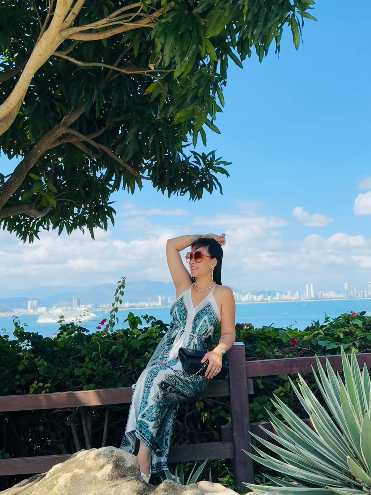 Qua loạt ảnh chia sẻ trên trang cá nhân, có thể thấy nhan sắc của vợ cũ Shark Bình càng thăng hạng với gu thời trang trẻ trung. Ảnh: FBNV