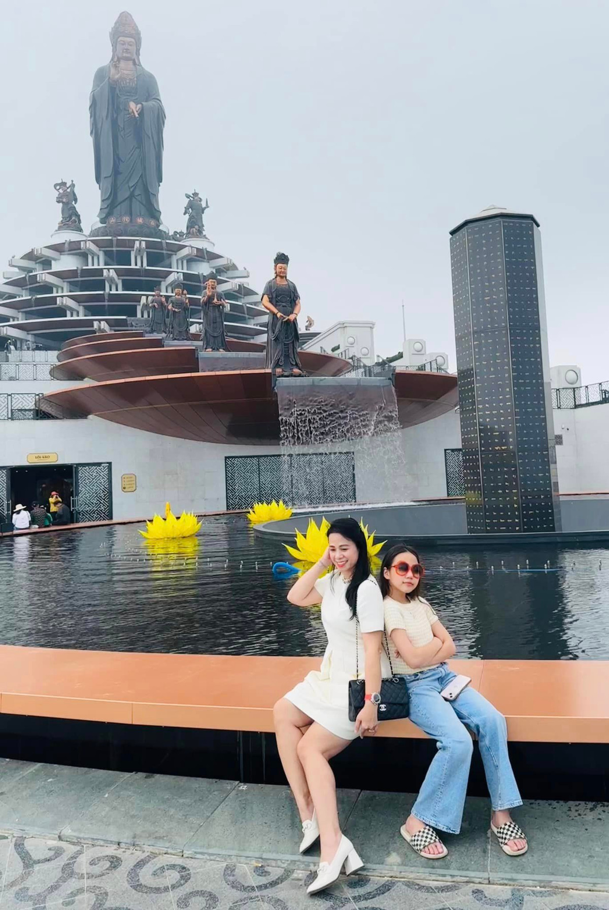 Gần đây, nữ doanh nhân cũng khá thoải mái trong việc chia sẻ hình ảnh và câu chuyện về 2 con của mình với chồng cũ. Ảnh: FBNV