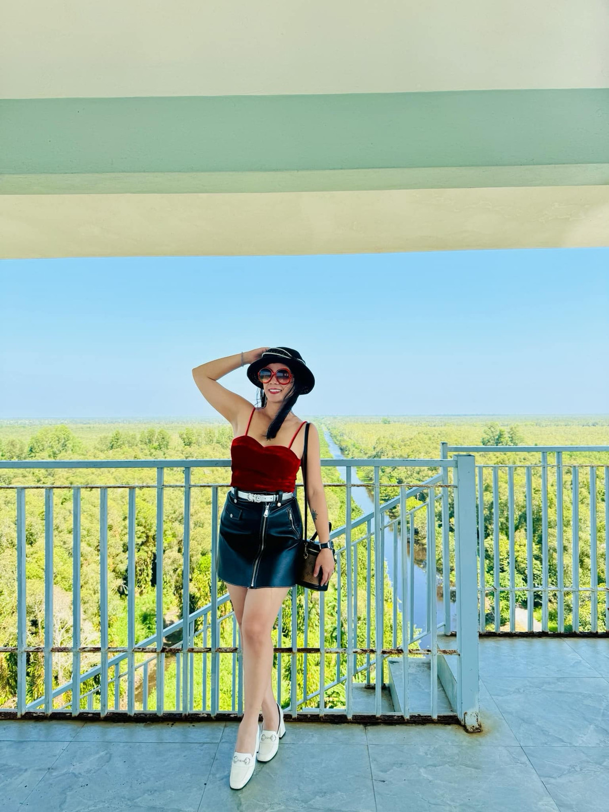 Nữ doanh nhân cũng thường xuyên "biến hóa" với nhiều phong cách thời trang khác nhau từ đằm thắm, thanh lịch đến trẻ trung, thời thượng. Ảnh: FBNV