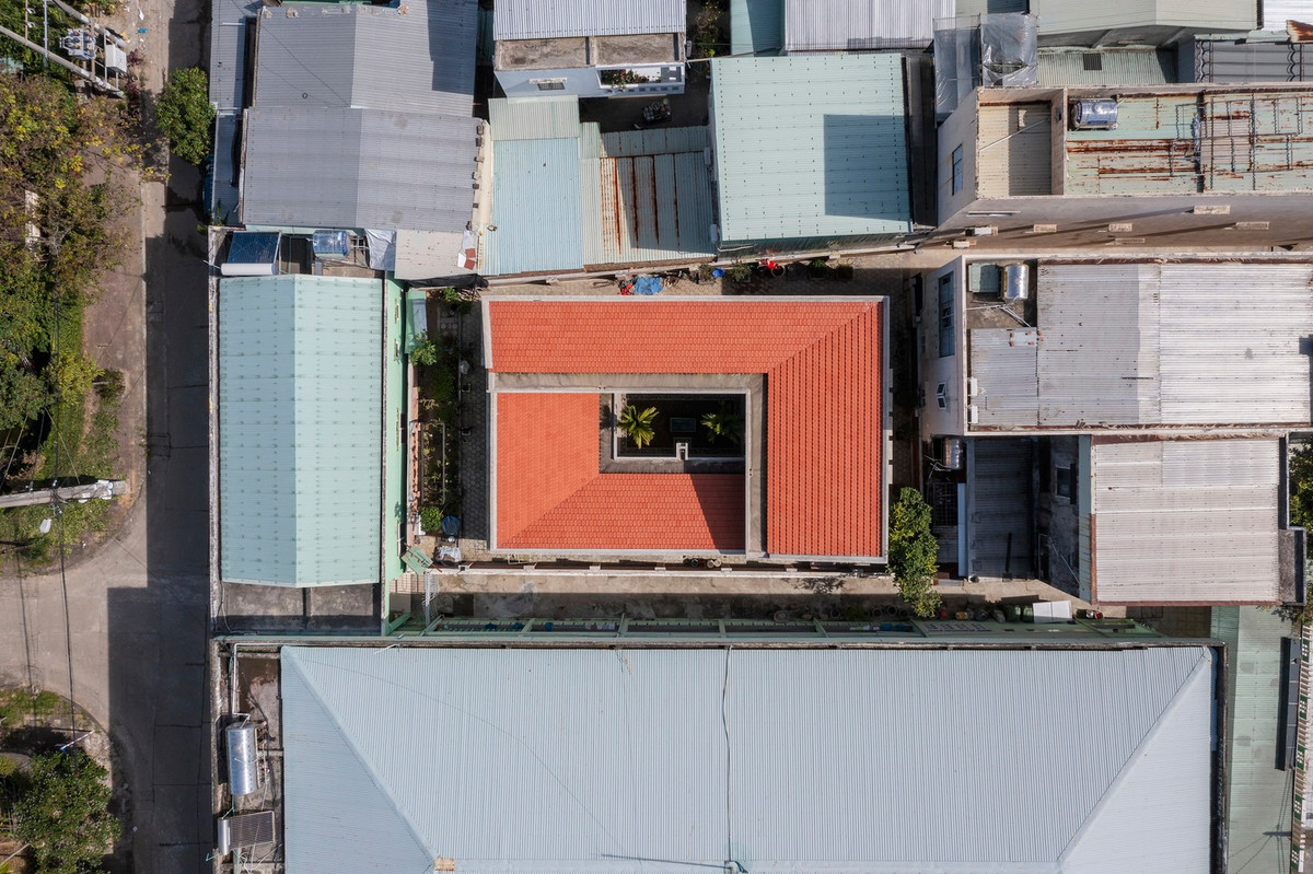 Tọa lạc tại Tam Kỳ (Quảng Nam), ngôi nhà nằm trong ngõ, chỉ có một lối đi rộng 1,2m từ đường chính vào nhà với tầm nhìn hạn chế ra bên ngoài.