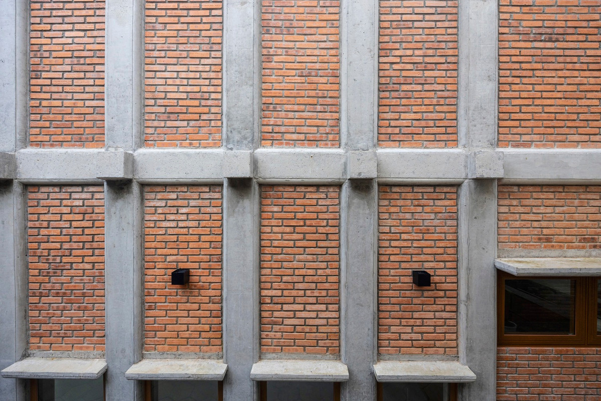 Bê tông, gỗ và gạch mộc được tận dụng tối đa giúp nhà luôn ấm cúng.