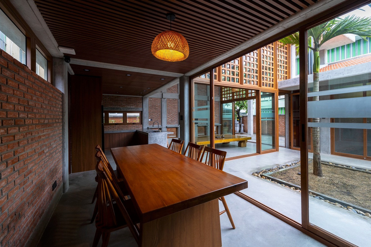 Khu vực nhà bếp và ăn uống rộng rãi và thoáng mát.