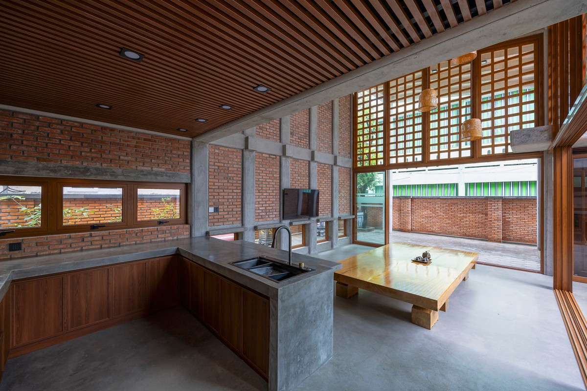 Dãy nhà thấp là khu vực bếp ăn và sinh hoạt chung, trong khi dãy nhà cao là khu vực phòng ngủ.