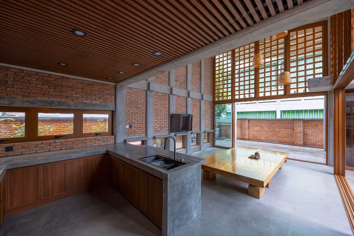 Dãy nhà thấp là khu vực bếp ăn và sinh hoạt chung, trong khi dãy nhà cao là khu vực phòng ngủ.