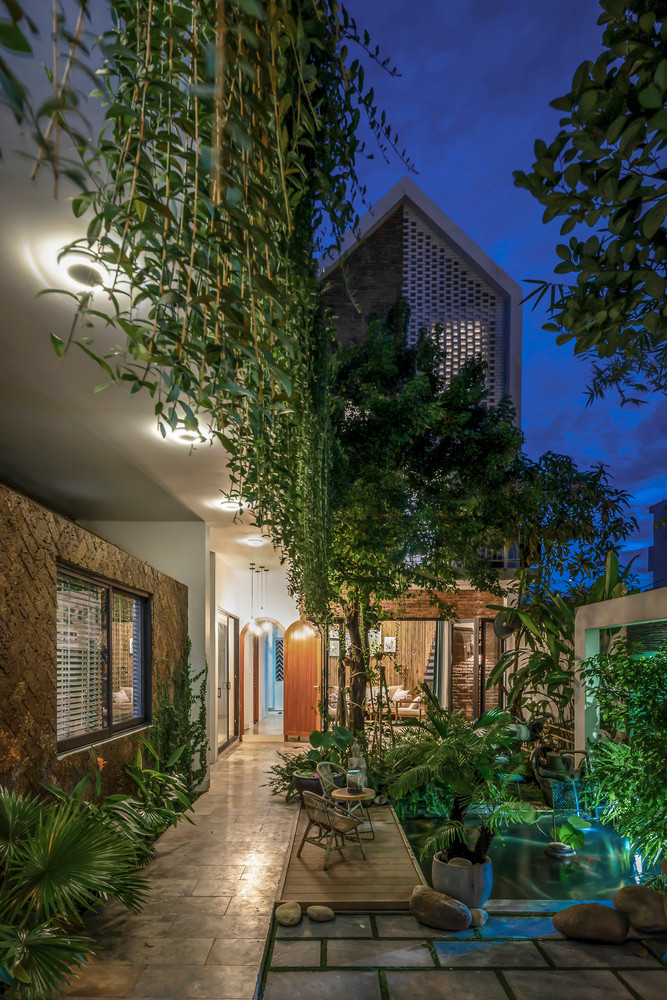 Bên cạnh đó, căn nhà còn có một số khu vườn nhỏ dưới những khoảng trống.