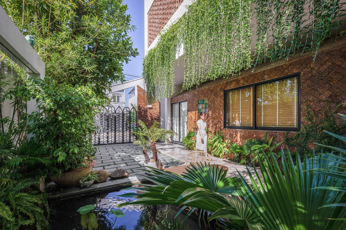 Ngoài yếu tố thẩm mỹ, những khoảng trống này còn kết hợp với hệ thống cửa để tạo thành hệ thống thông gió, đối lưu không khí rất quan trọng cho ngôi nhà.