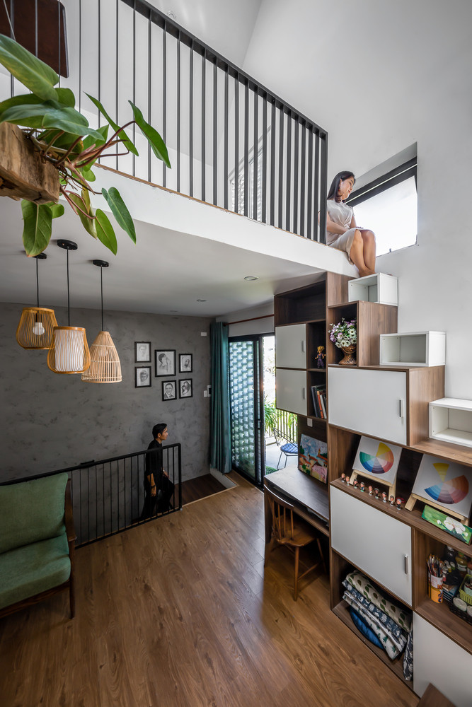 Tầng 2 là khu sinh hoạt chung với kệ sách lớn có tác dụng vừa trang trí vừa làm cầu thang lên gác xếp và phòng ngủ chính.