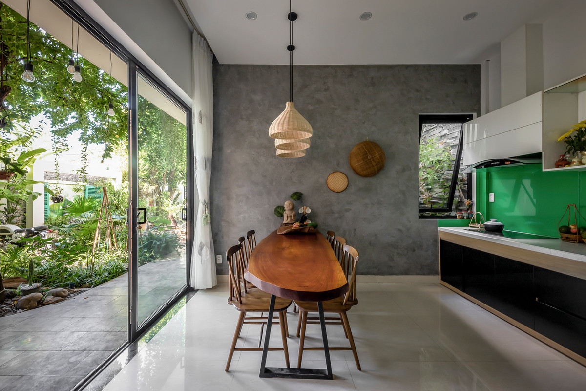 Các cửa sổ lớn được bố trí ở cả phòng khách và khu bếp giúp tăng tiết diện lấy sáng tự nhiên và tăng tính gắn kết giữa không gian hoạt động bên trong với không gian thiên nhiên bên ngoài.