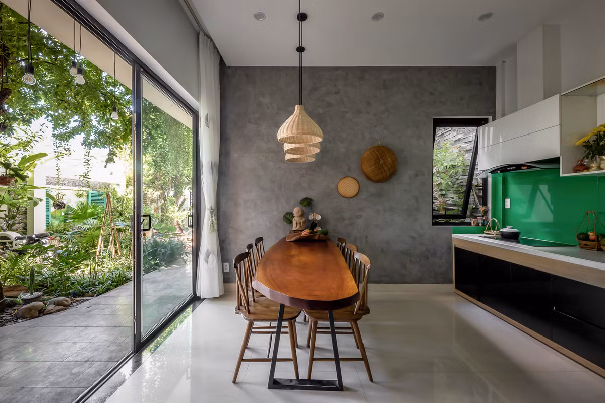 Các cửa sổ lớn được bố trí ở cả phòng khách và khu bếp giúp tăng tiết diện lấy sáng tự nhiên và tăng tính gắn kết giữa không gian hoạt động bên trong với không gian thiên nhiên bên ngoài.