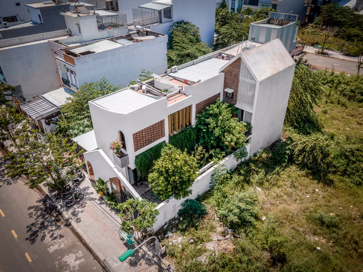 Theo yêu cầu của gia chủ, căn nhà phải đảm bảo gió được lưu thông khắp nơi. Vì vậy các kiến trúc sư đã chia ngôi nhà thành 3 khối chức năng chính tách biệt với nhau.