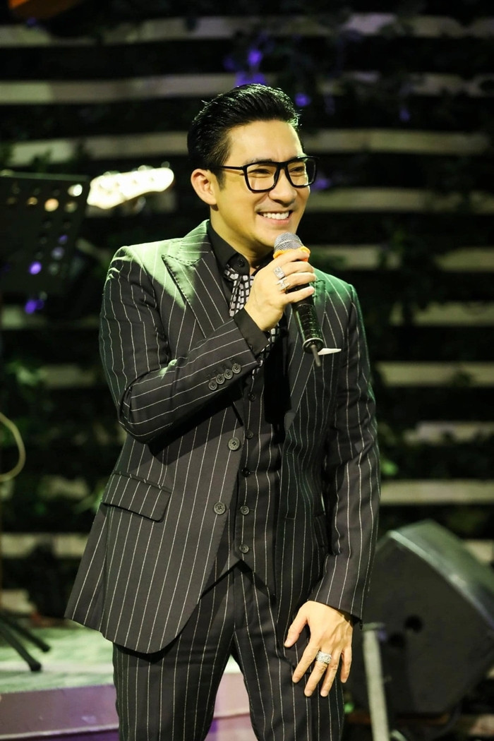 Năm 2018, cát-xê của Quang Hà đã vào khoảng 60-70 triệu đồng khi hát ở một địa điểm nhỏ và hơn 100 triệu đồng cho một điểm diễn lớn. Ảnh: FBNV