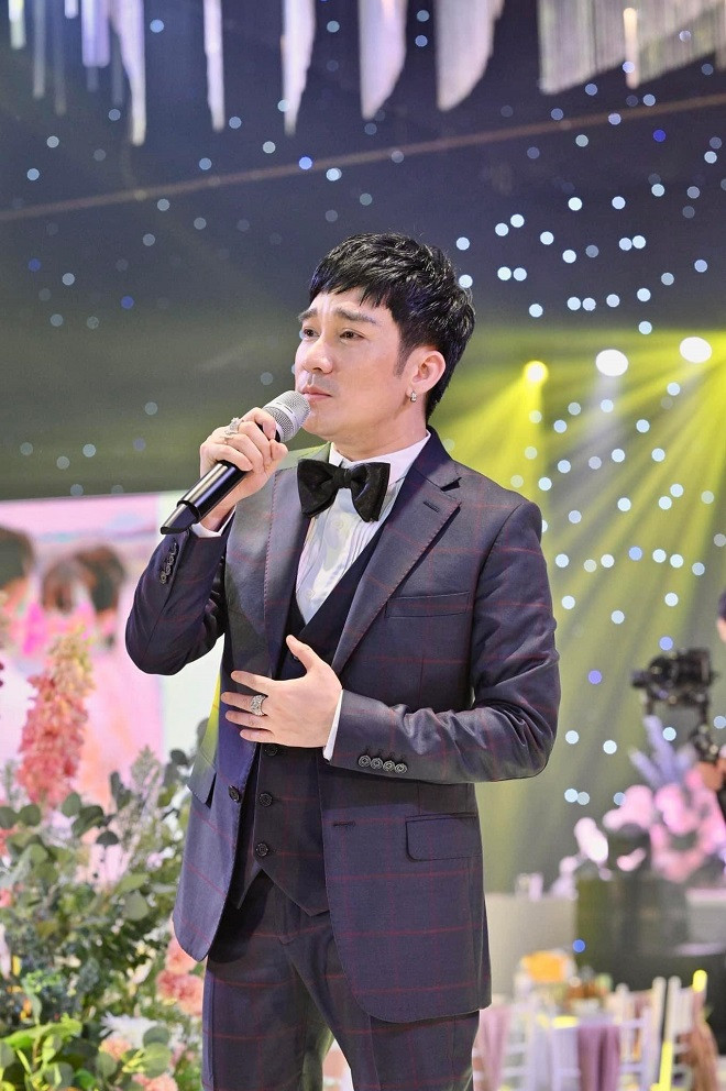 Cách đây không lâu, có thông tin cho rằng nam ca sĩ đi hát đám cưới được trả cát-xê tới 1 tỷ đồng. Ảnh: Fcebook