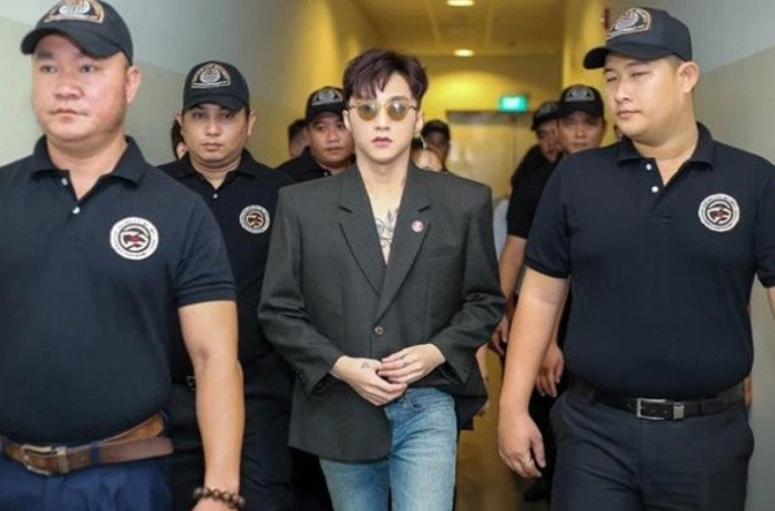 Mỗi lần xuất hiện, nam ca sĩ thường có hàng chục vệ sĩ vây quanh, theo sát từng bước chân. Ảnh: Techz