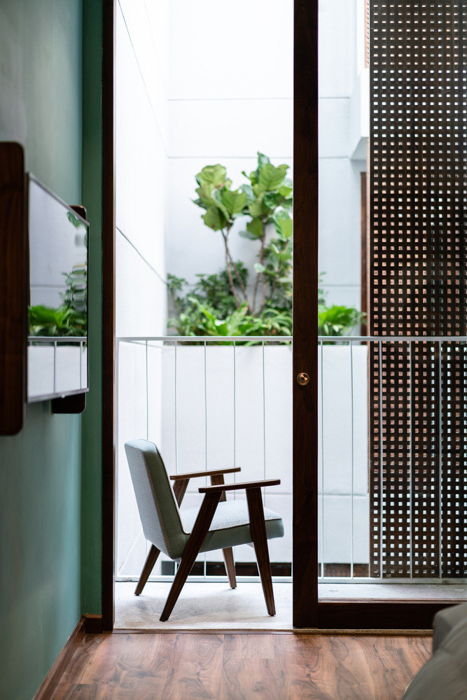 Trên mỗi ban công là những bồn cây nhiệt đới giúp không gian nội thất trở nên xanh mát hơn.