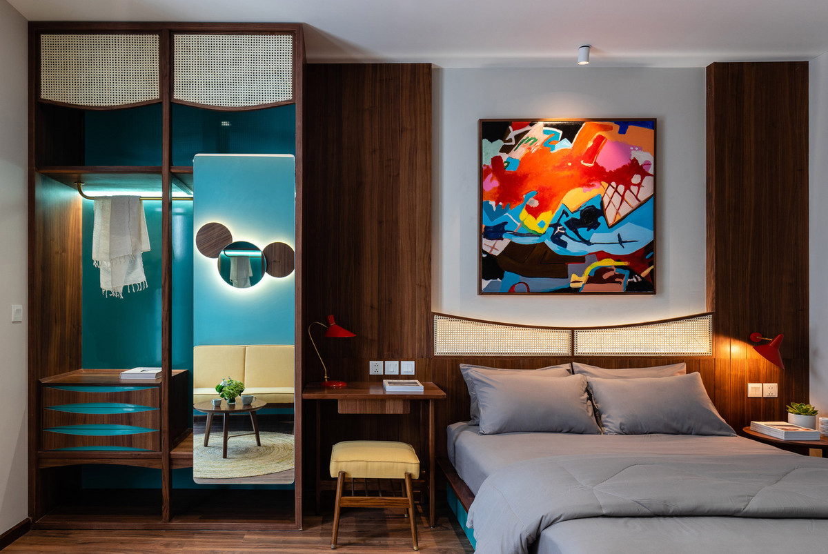 8 phòng nghỉ với vệ sinh khép kín được đặt ở các tầng trên, còn lại dành toàn bộ diện tích tầng trệt cho không gian “co-living” gồm: phòng bếp, bàn ăn, nơi đón khách, thư viện sách, phòng xem phim, phòng giặt ủi và chỗ đậu xe.